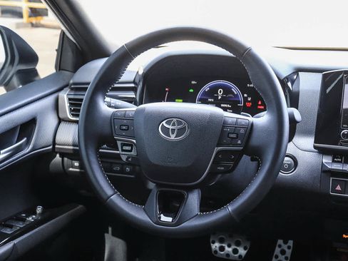 Used 2025 Toyota Camry SE FWD image 15