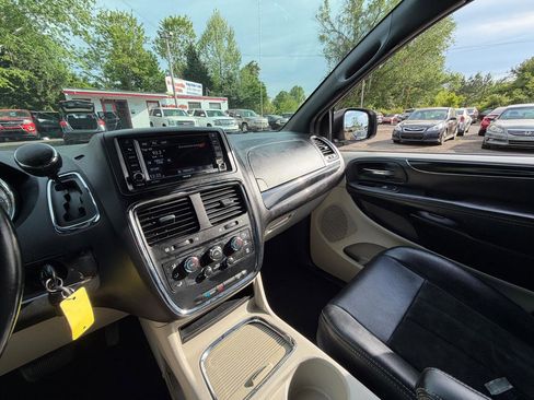 Used 2017 Dodge Grand Caravan SXT image 21