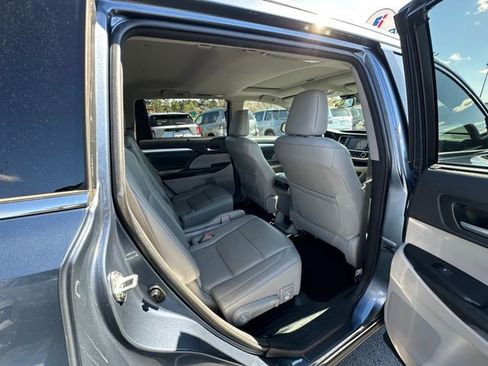 Used 2017 Toyota Highlander XLE image 17