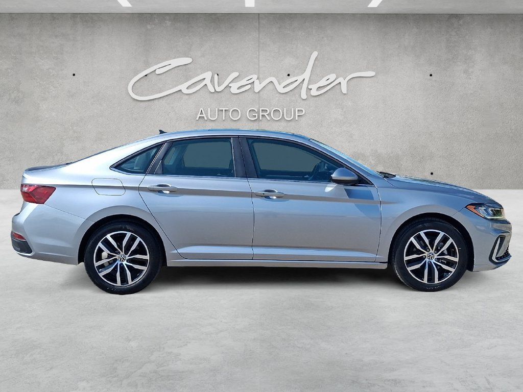 Used 2025 Volkswagen Jetta SE FWD image 17