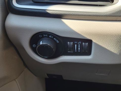 Used 2023 Chrysler Voyager LX FWD image 12