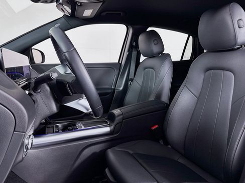 Certified 2025 Mercedes-Benz GLA 250 image 17