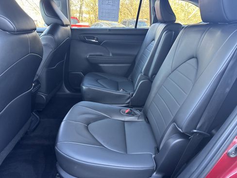 Used 2022 Toyota Highlander XLE image 10