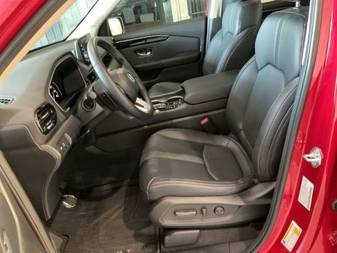Used 2025 Honda Pilot Touring image 3