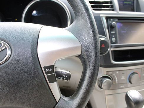 Used 2013 Toyota Highlander Plus w/ Cold Weather Pkg image 35