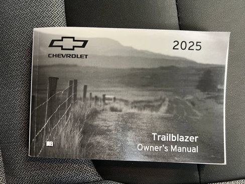 Used 2025 Chevrolet TrailBlazer LT AWD/4WD image 34