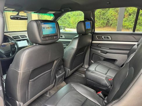 Used 2017 Ford Explorer XLT w/ Equipment Group 202A AWD/4WD image 21