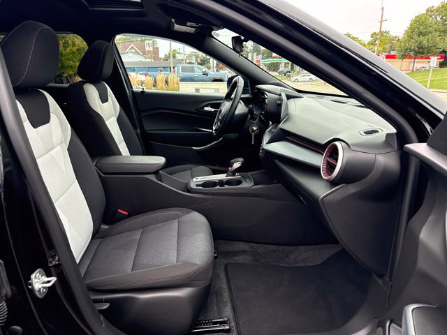 Used 2025 Chevrolet Trax RS w/ Sunroof Package FWD image 9