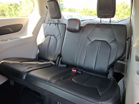 Used 2023 Chrysler Pacifica Touring-L FWD image 11