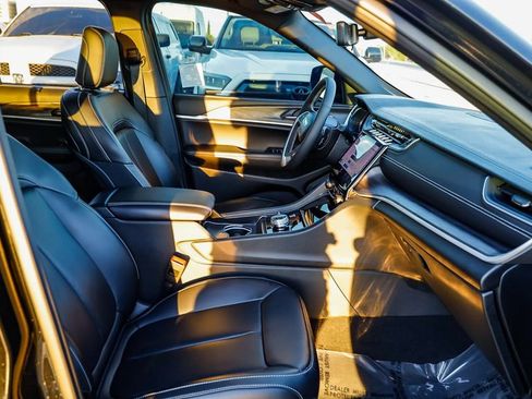 Used 2025 Jeep Grand Cherokee Limited w/ Luxury Tech Group II image 20