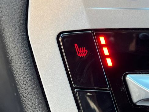 Used 2022 Ford Explorer XLT image 31