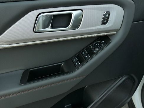 Used 2025 Ford Explorer Active w/ Active Comfort Package image 15