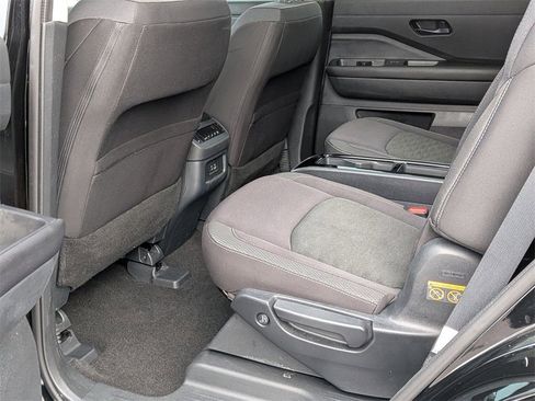 Used 2024 Nissan Pathfinder SV w/ SV Premium Package image 17