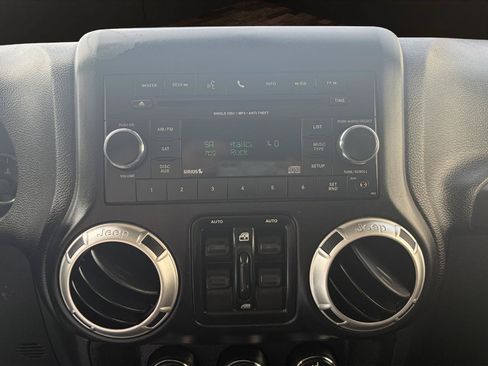 Used 2018 Jeep Wrangler Unlimited Sahara w/ Connectivity Group AWD/4WD image 15