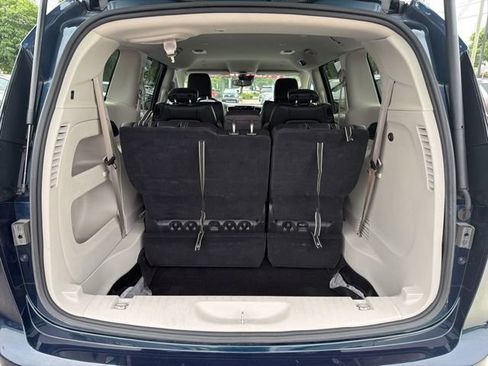 Used 2023 Chrysler Pacifica Touring-L FWD image 7