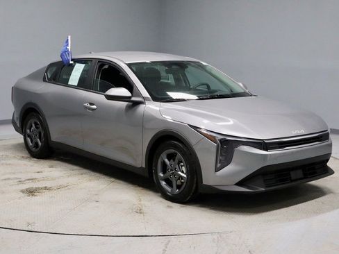Used 2025 Kia K4 LXS image 1