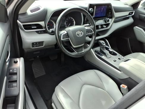 Used 2023 Toyota Highlander XLE FWD image 18