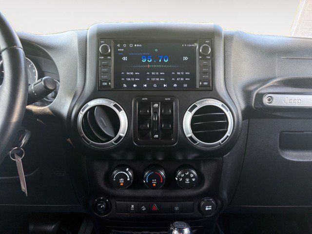 Used 2016 Jeep Wrangler Unlimited Sahara w/ Connectivity Group AWD/4WD image 13