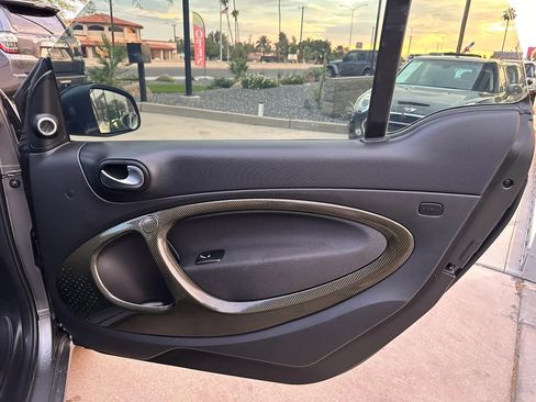 Used 2017 smart fortwo passion RWD image 22