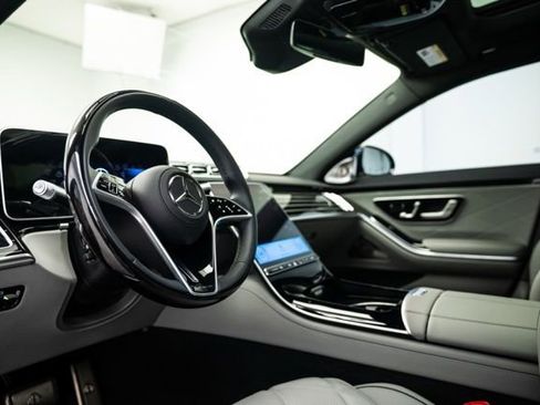 Used 2025 Mercedes-Benz Maybach S 580 4MATIC image 12
