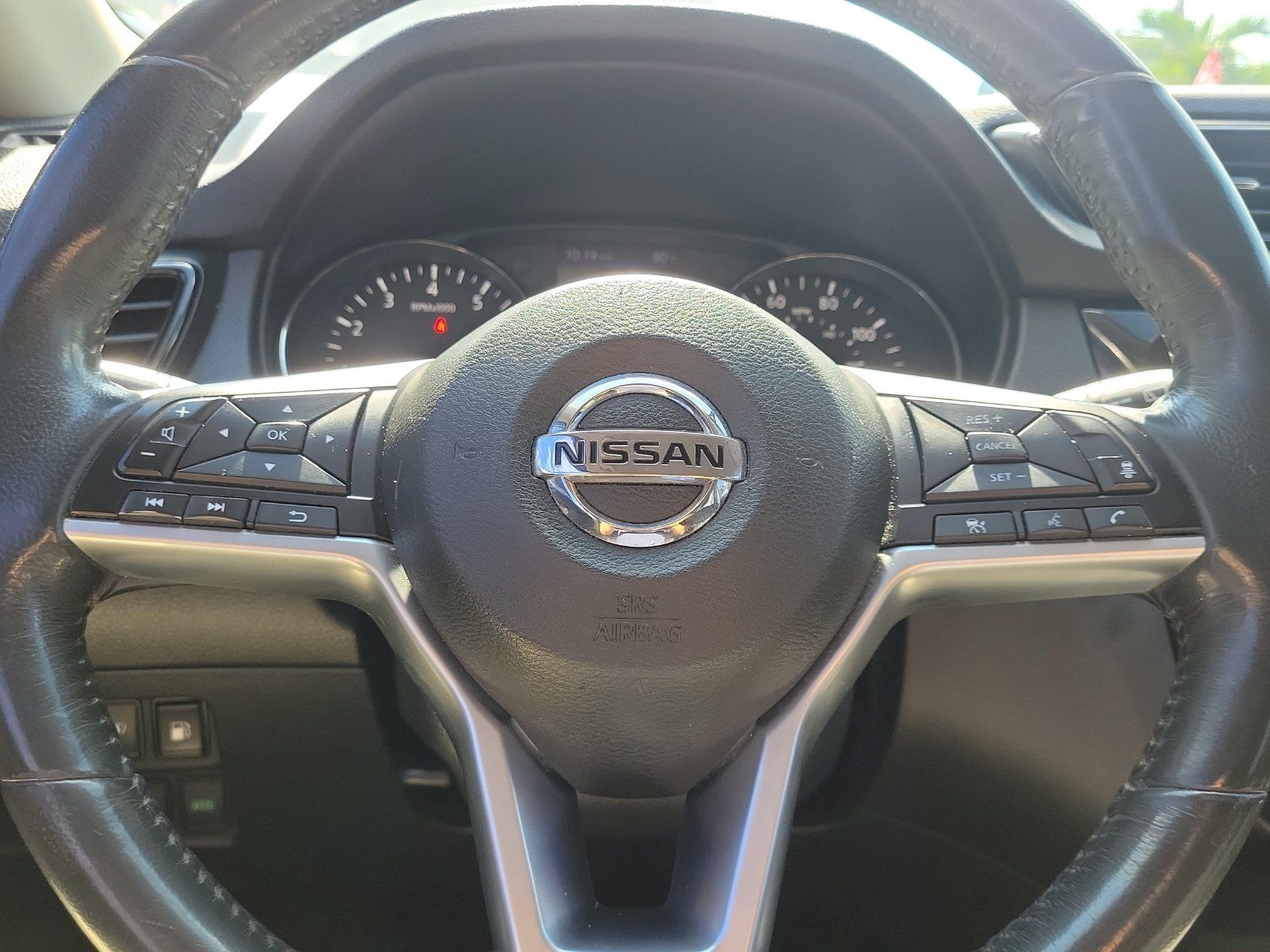 Used 2018 Nissan Rogue SV w/ Premium Package FWD image 23