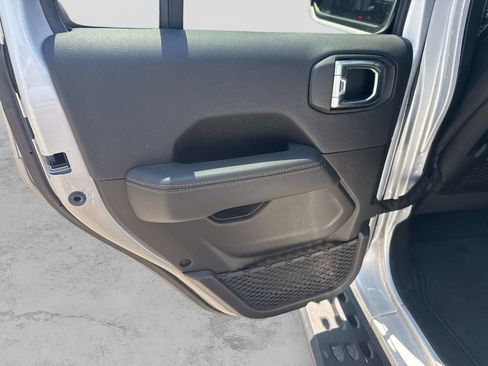 Used 2022 Jeep Wrangler Unlimited Rubicon AWD/4WD image 16