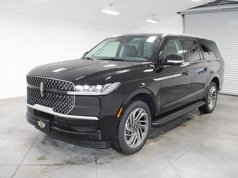 New 2026 Lincoln Navigator L Premier AWD/4WD image 3