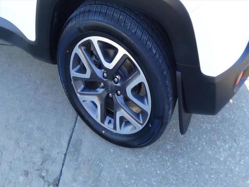 Used 2018 Jeep Renegade Latitude w/ Popular Equipment Group image 9