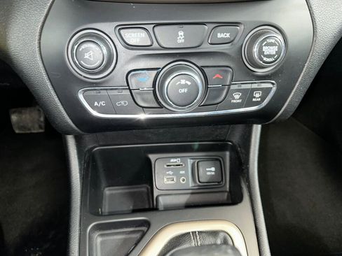 Used 2014 Jeep Cherokee Latitude image 12