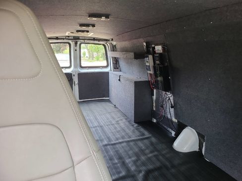 Used 2018 Chevrolet Express 2500 Extended image 59