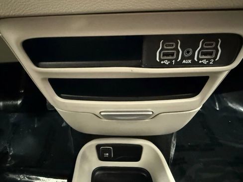 Used 2024 Chrysler Pacifica Touring-L image 37