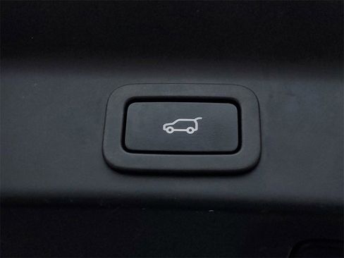 Used 2020 Jaguar F-PACE Premium image 30