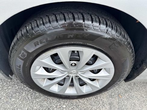 Used 2015 Toyota Camry LE FWD image 11