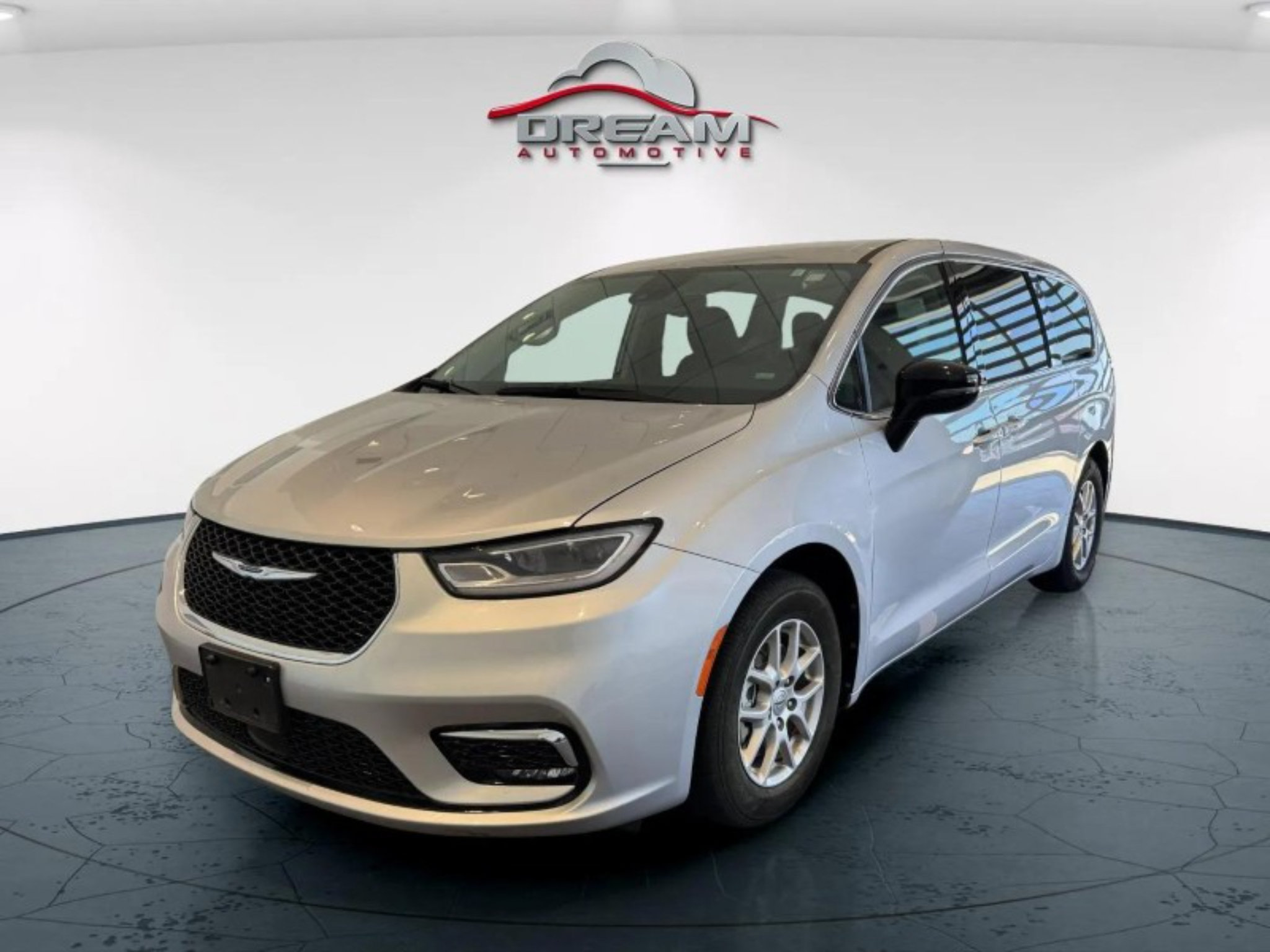 Used 2024 Chrysler Pacifica Touring-L FWD image 4