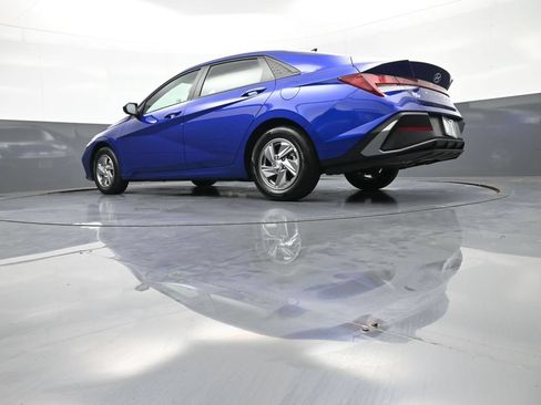 Certified 2025 Hyundai Elantra SE w/ Cargo Package FWD image 31