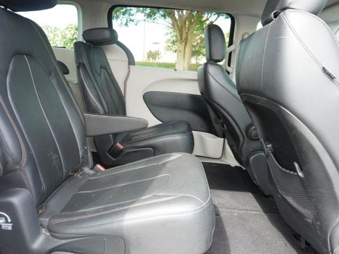 Used 2020 Chrysler Pacifica Touring-L image 15