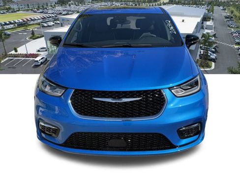 New 2026 Chrysler Pacifica Limited image 9
