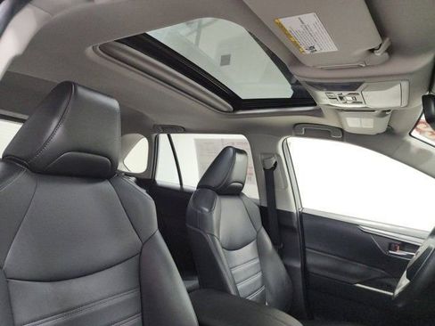 Used 2022 Toyota RAV4 XLE Premium image 12