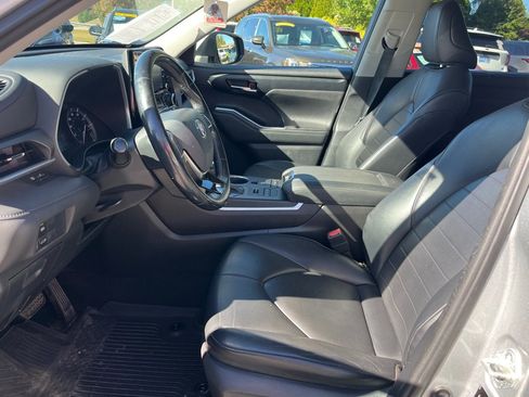 Used 2021 Toyota Highlander XLE image 11