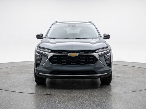 Used 2025 Chevrolet Trax LT FWD image 2