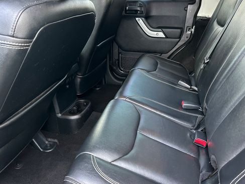 Used 2016 Jeep Wrangler Unlimited Rubicon image 12