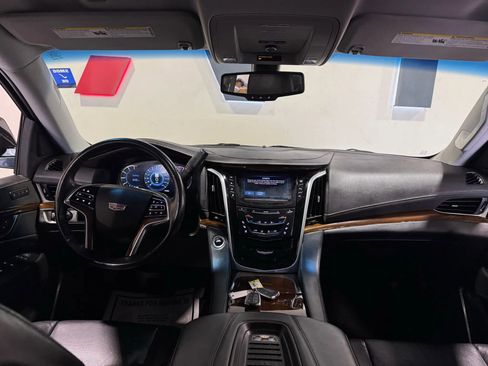 Used 2020 Cadillac Escalade ESV 2WD image 19