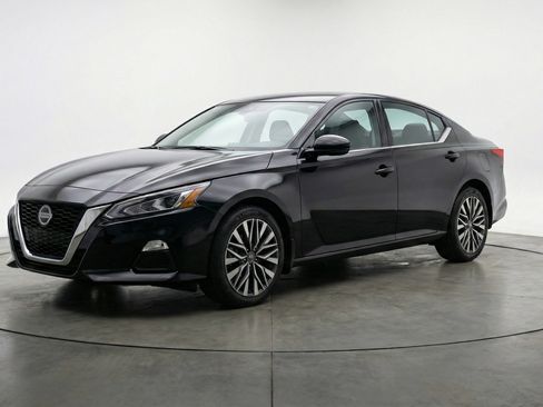 Used 2025 Nissan Altima 2.5 SV FWD image 3