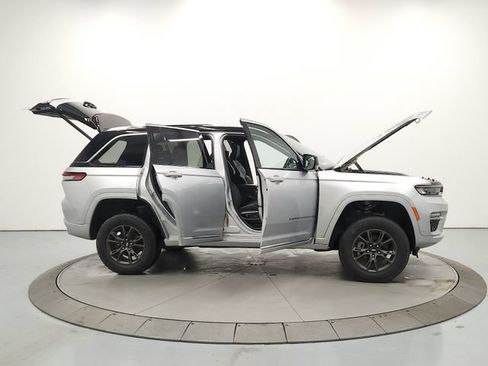 Used 2023 Jeep Grand Cherokee Summit AWD/4WD image 16