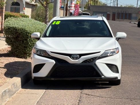 Used 2018 Toyota Camry SE w/ Moonroof Package FWD image 2