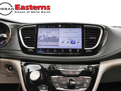 Used 2023 Chrysler Pacifica Touring-L FWD image 12