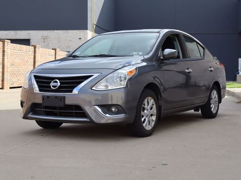 Used 2018 Nissan Versa SV w/ SV Special Edition FWD image 2