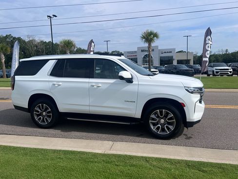 Used 2024 Chevrolet Tahoe LT w/ Luxury Package RWD image 3