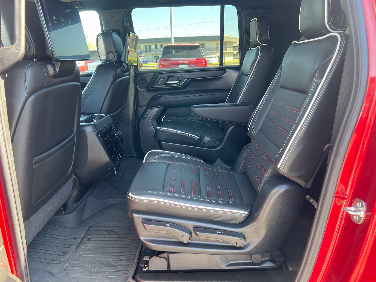 Used 2025 GMC Yukon XL AT4 Ultimate w/ LPO, Floor Liner Package AWD/4WD image 28