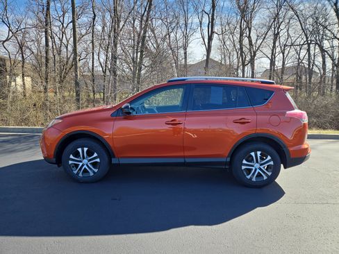 Used 2016 Toyota RAV4 LE image 5